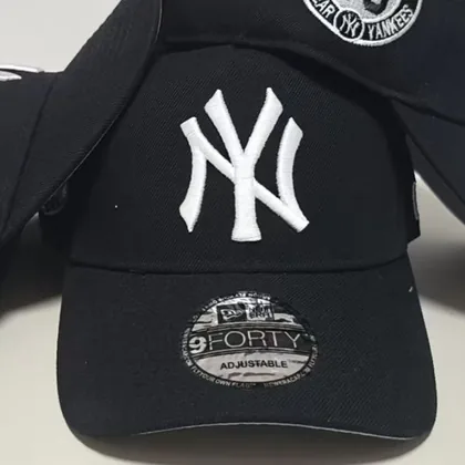 Gorra New Era 9FORTY New York Yankees · Negra · Parche Captain 99